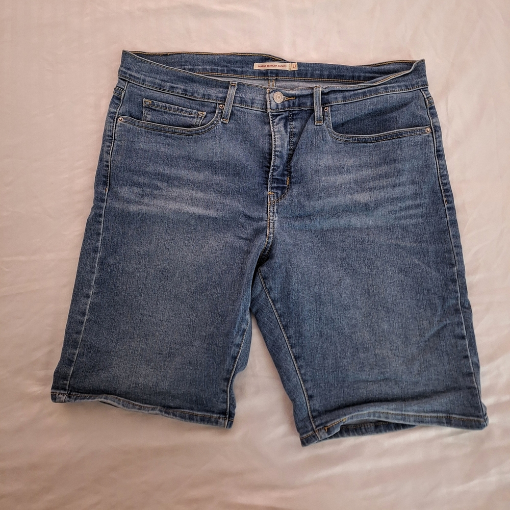 Levis Woman's Shaping Bermuda Shorts, Mid Rise, Light Wash, Size 33